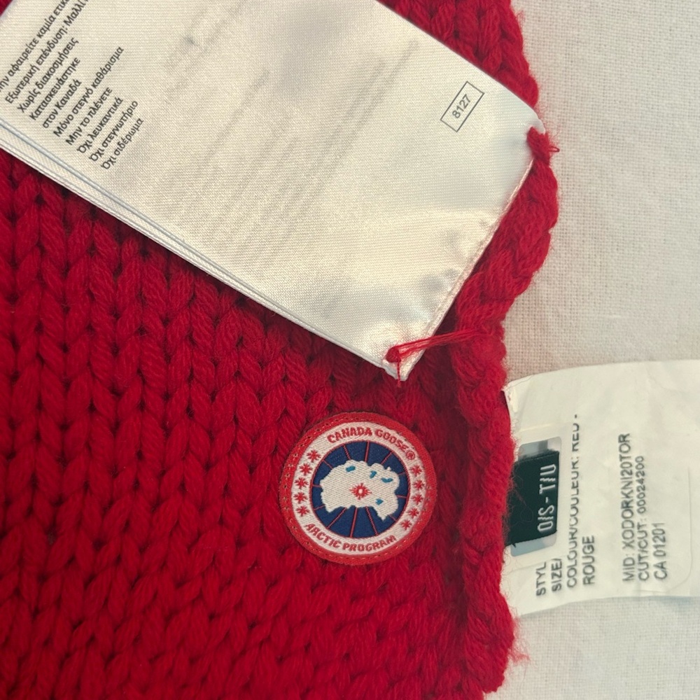 Canada Goose Red Chunky Knit scarf.  Some pulling and small hole. See pics.